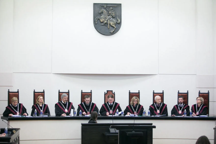 Teisėjai Lietuvos teismo posėdžių salėje
